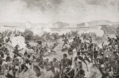 A Batalha de Ulundi em 1879 mostrando a corrida final dos Zulus e a praça britânica ao longe, de "South Africa and the Transvaal War: Vol. 1" de Louis Creswicke, publicado em 1900 (litografia)