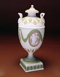 Jarra de três cores em forma de urna Jasper, modelo da figura putti de John Flaxman. Wedgwood c.1780 (cerâmica)