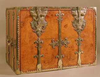Secretária itinerante com suportes de bronze dourado, c.1700 (nogueira)