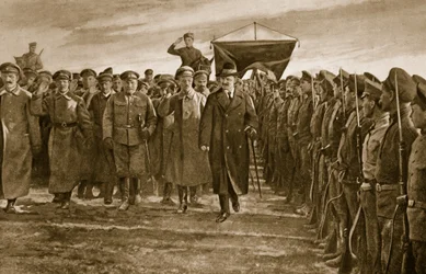 Trotsky, Russias Bolshevist Commisary for War, inspecionando um regimento dos Letts, que formaram a elite do Exército Vermelho, 1914-19