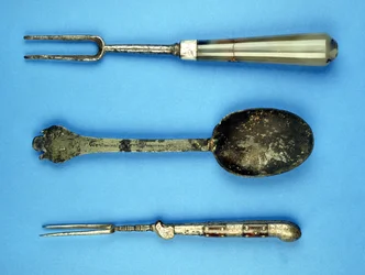 Dois garfos e uma colher, do século XVII (metal base e ágata)