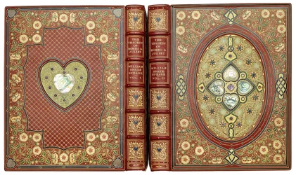Conjuntos de capas superior e inferior, com desenhos de coração e florais, c.1920