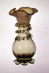 Vaso com decoração aplicada e pinçada, final do século 19 (vidro de vaselina)