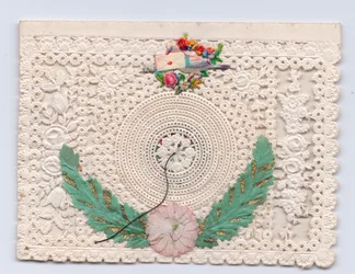 Cartão de felicitações da colmeia vitoriana com uma pomba segurando um envelope, c.1880 (renda de papel)