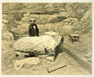 Vista de um leão colossal a seu lado, com Newton por trás, de A History of Discoveries em Helicarnassus, Cnidus & Branchidae, de Charles Thomas Newton (1816-94), publicado em 1862
