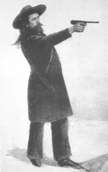William F. Cody (Buffalo Bill) com sua nova arma