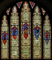 Janela Ew retratando a Crucificação e Santa Maria, São João, Santa Maria Madalena e Santa Margarida