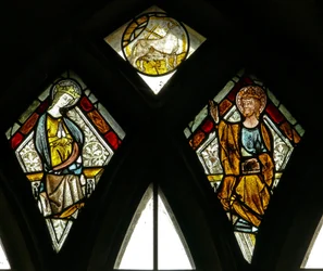 Vitral s6 representando o touro (em referência a São Lucas?) e a Coroação da Virgem