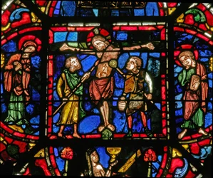 Janela w0 representando a crucificação com Maria e João ee soldados com uma lança e a esponja de vinagre
