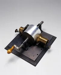 Réplica do primeiro fonógrafo, inventado por Thomas Alva Edison (1847-1931) em 1877 (metal) (ver também 2341)