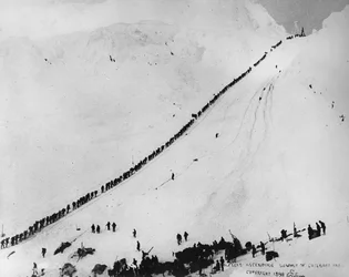 Empacotadores a subir o cume do Passo Chilkoot, de 