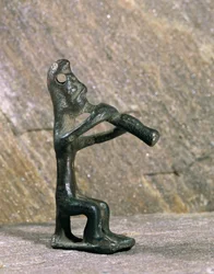 Tocador de flauta. Figura em bronze de Byblos, Líbano ...