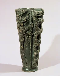 Vaso de libação do rei Gudea dedicado a Ningishzidda, com os acólitos deste deus, serpentes entrelaçadas e serpentes-dragão aladas ...