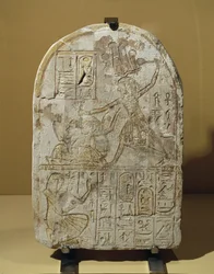 O Faraó Ramsés II a bater em prisioneiros. Estela dedicada ...