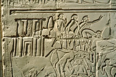 Relevo da batalha de Kadesh mostrando soldados do Faraó Ramsés II a combater soldados hititas do rei Muwatalli (relevo)