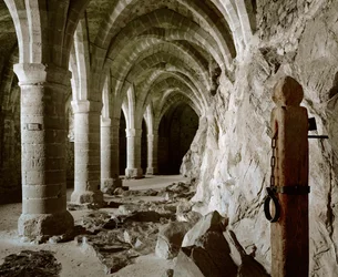As abóbadas góticas das caves, Castelo de Chillon, Suíça (foto)
