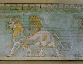 Touro alado, azulejos coloridos, do palácio de Susa, Irão ...