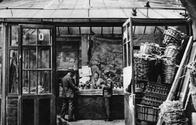 Um bar no bairro do Mercado Central, Paris, 1931.