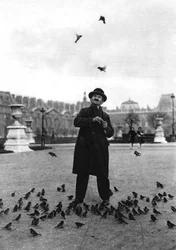 Um encantador de pássaros, Paris, 1931.