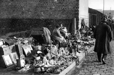 Uma exposição de mercadorias no mercado de pulgas, Paris, 1931
