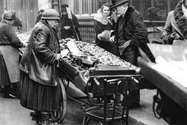 Um vendedor típico de frutas, Paris, 1931.