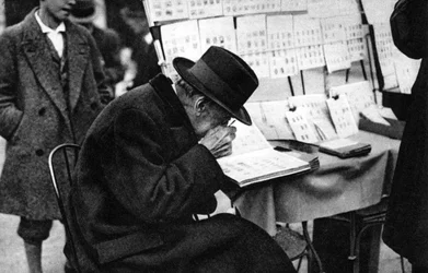 Um antigo comprador de selos, Paris, 1931.