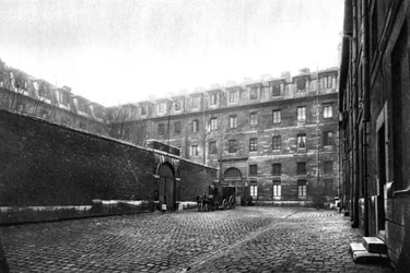 Pátio da prisão feminina de Saint Lazare, Paris, 1931.