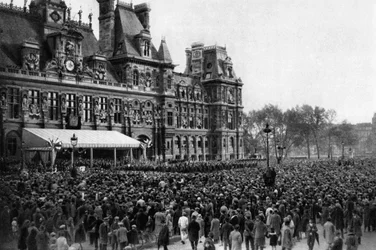 Multidão em frente à prefeitura em um dia de recepção, Paris, 1931