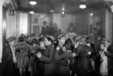 Interior de um bal-musette, Paris, 1931.