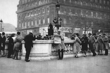 Ponto de encontro na entrada de uma estação de metrô, Paris, 1931