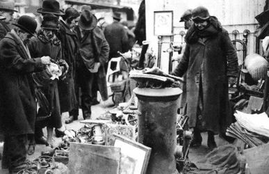 Feira de Ferro Velho no Boulevard Richard Lenoir, Paris, 1931.