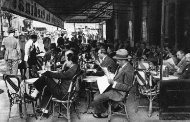 Pessoas em um café na calçada, Paris, 1931.