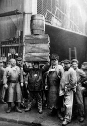 Porteiros no Mercado Central, Paris, 1931.