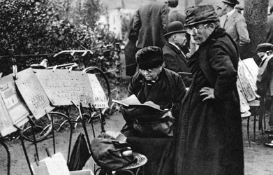 Vendedores de selos nos Campos Elísios, Paris, 1931.