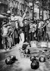Homem forte malabarismo com pesos, Paris, 1931.