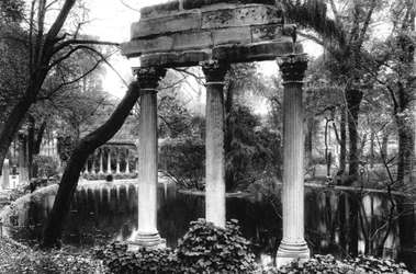 As colunas coríntias de Naumachias, Parc Monceau, Paris, 1931.