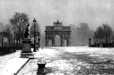 As Tulherias sob a neve e o Arco Carrossel, Paris, 1931.