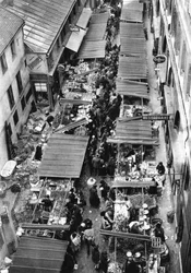 O mercado pitoresco em Passage Berryer, Paris, 1931.