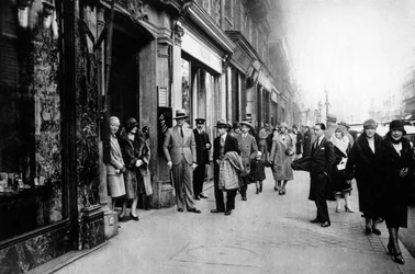 À espera de costureiras saindo do trabalho, Paris, 1931.