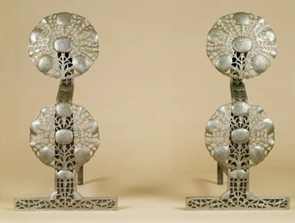 Par de Fire-Dogs, fabricado por Alfred Bucknall, 1904 (aço polido)