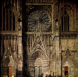 Arte gótica: vista de um dos portais a Cathedrale Notre Dame de Strasbourg, construída no século XIII por Erwin von Steinbach. (Baixo Reno)