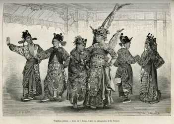 Tragedians de um teatro pequinês, especializado em dramas históricos e mitológicos. Gravura após o desenho de E.Ronjat, para ilustrar a viagem a Pequim e ao Norte da China, de T. Choutze, em 1873, publicada em "Le tour du monde" 1876, editada por Ed