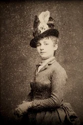 Camille Claudel (1864-1943). Retrato fotográfico por volta de 1886, de Etienne Carjat (1828-1906). Verso. Musée des Beaux-Arts de Poitiers (França).