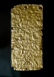 Antiguidade etrusca: placas (lâminas) de ouro de Pyrgi, gravadas com inscrições em língua etrusca e dedicadas à Deusa Unida. Finais do século VI - inícios do século V a.C. Dimensões: 18,5 cm. Roma, Museo Nazionale di Villa Giulia