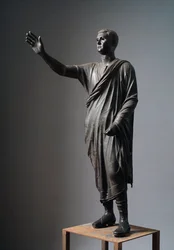 Aule Metele (O Orador), orador romano - escultura etrusca em bronze, h: 179 cm, c. 90-70 a.C., de Pila, Itália - civilização etrusca: «O magistrado de Perugia, Aulo Metelo, chamado o Orador ou o Arringatore» Escultura em bronze