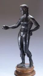Uma figura de bronze a fazer uma oferta. Civilização etrusca, século IV a.C.