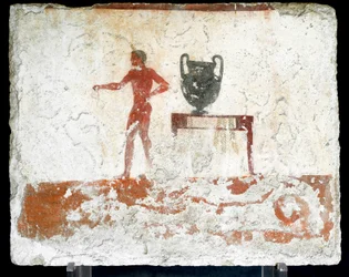 Arte etrusca: uma efebe jovem nua perto de uma mesa onde se coloca um vaso. Fresco do túmulo do "mergulhador". Do cemitério do sul de Paestum. 480-470 AC. Museo Archeologico Nazionale, Paestum