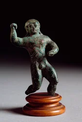 Arte etrusca: estatueta de bronze de atleta da Veneziana Fonte. 520-500 BC. Dim. 6 cm Florença, Museo Archeologico