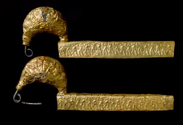 Arte etrusca: fíbulas (pinos) em ouro. 630 AC. Do túmulo do Licteur (Littore) a Vetulonia (ou Vetulonium). Dim. 21 cm Florença, Museo Archeologico