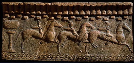Arte etrusca: decoração frisada de cavaleiros de um conjunto arquitectónico em Murlo. Século VI a.C. Murlo, Antiquário Municipal, Itália